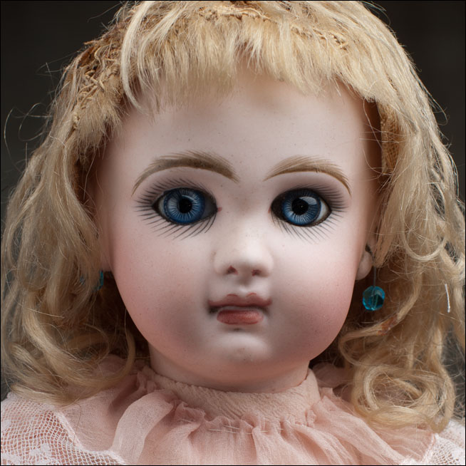 JUMEAU doll with CLOSED mouth
