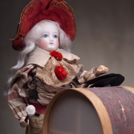 GIRL WITH DRUM Mechanical Pull-Toy