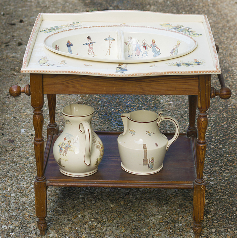 CHILD  DRESSING TABLE WITH 2 POTTERY