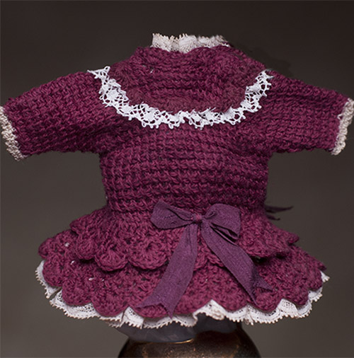 Small crocheted dress for mignonette 