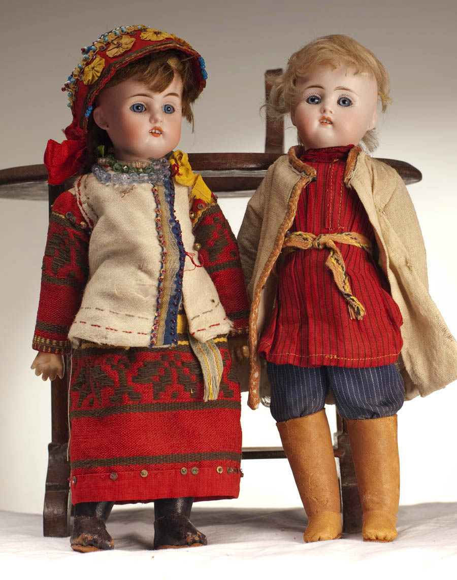 Пара кукол в русских костюмах 