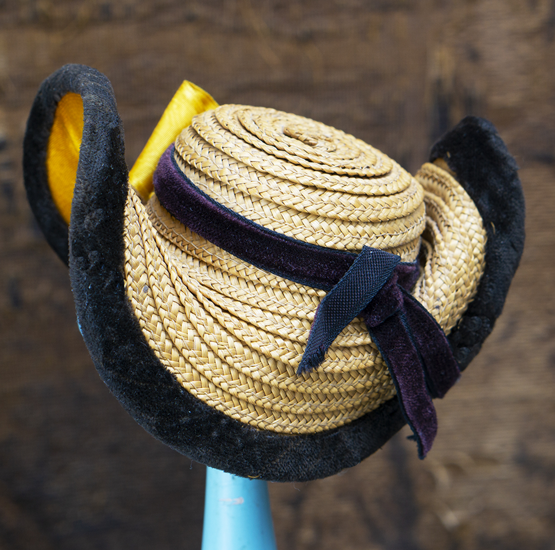 Antique Au Deux Bonjour hat 