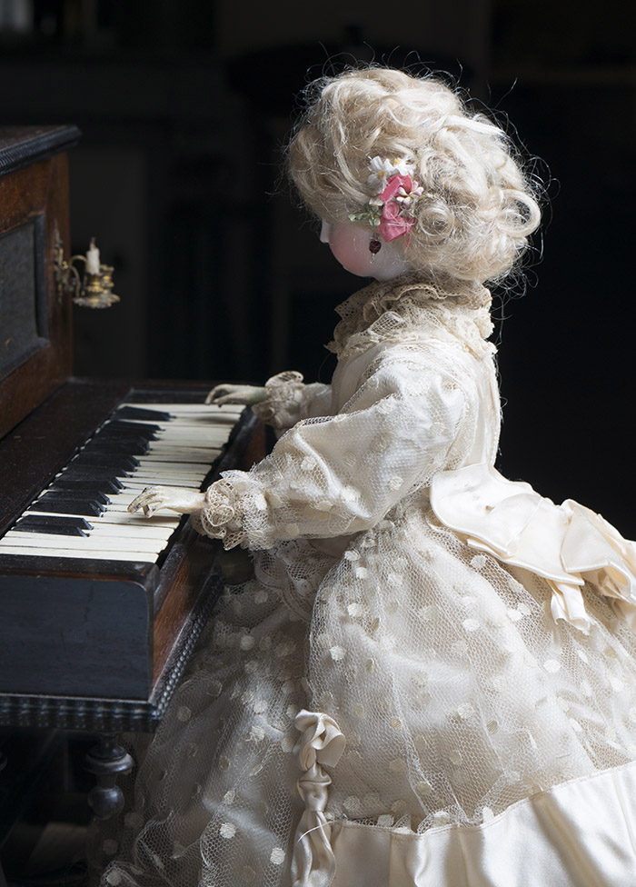 Куклы похоронили. Кукла пианистка антикварный автоматон. Кукла с пианино. Кукла пианистка. Механические куклы автоматоны.