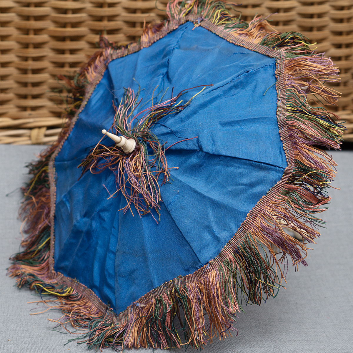Antique silk parasoil