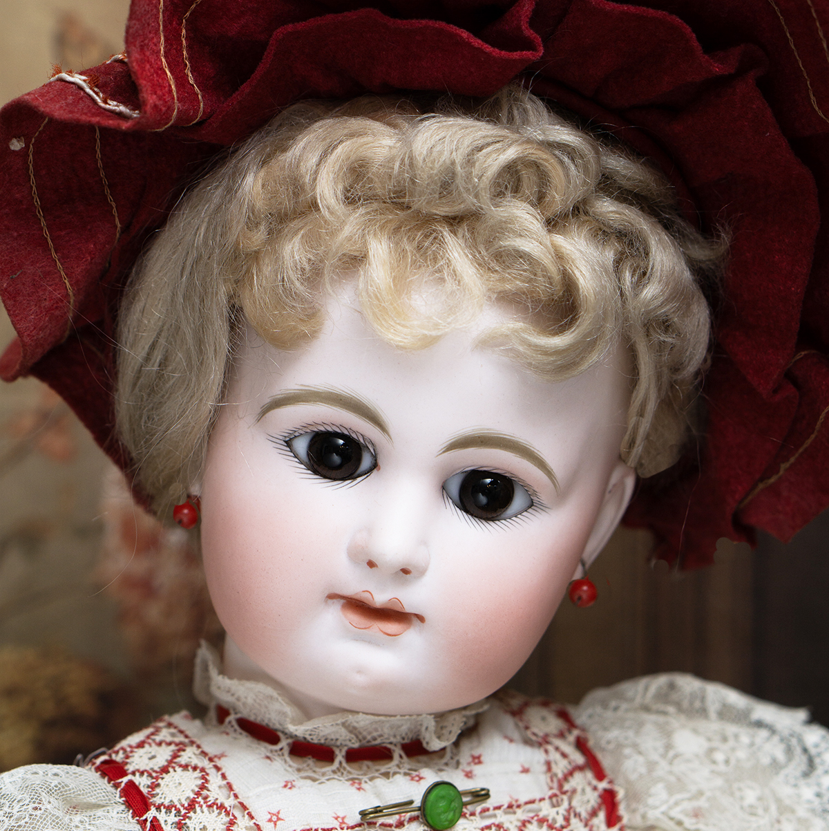ANTIQUE DOLLS. Antique dolls at Respectfulbear.com