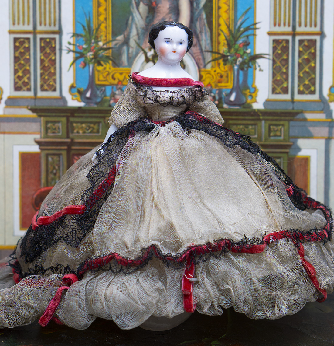 Фарфоровая куколка в оригинальном платье