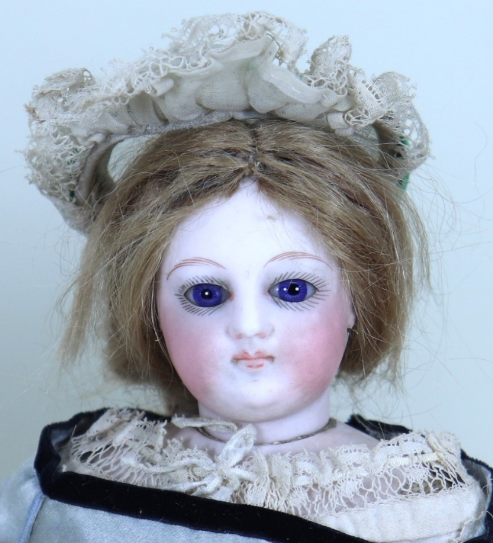 Fashion doll