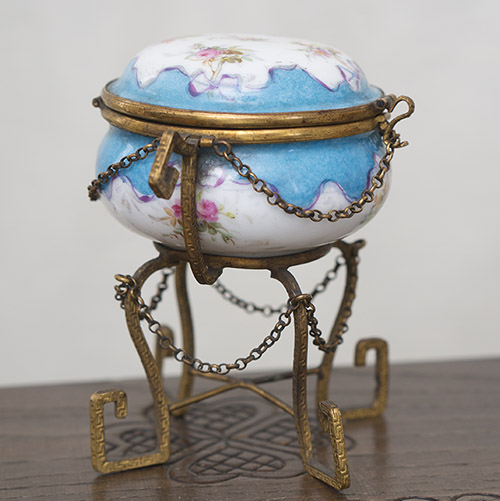 Porcelain box for fashion doll