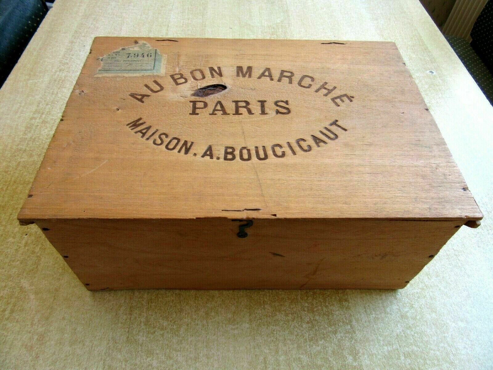 AU BON MARCHE  Box