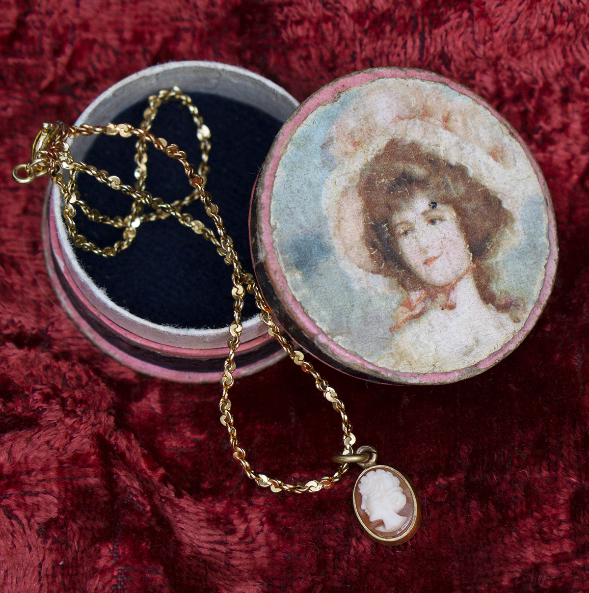 Miniature cameo for doll
